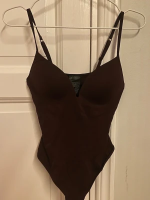 Vinröd hm body   - Säljer denna populära bodyn som slutats säljas i denna färgen. Använd 2 ggr, utan några defekter. Skriv gärna om du har någon mer fundering😇