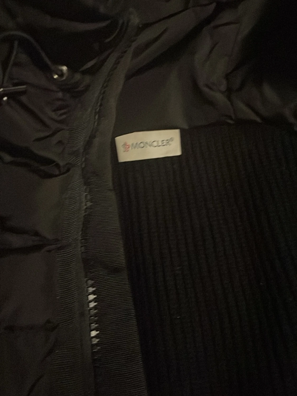 Svart dunjacka från Moncler med huva - 3