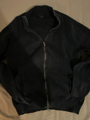 Massimo Dutti kofta  - Klassisk marinblå kofta från Massimo Dutti, i mycket bra skick. Perfekt för lager på lager och enkel att matcha med olika stilar. Storlek S