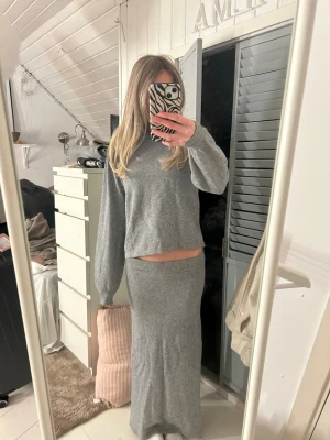 stickat sett, kjol och tröja - stickat sett, helt oanvänt 