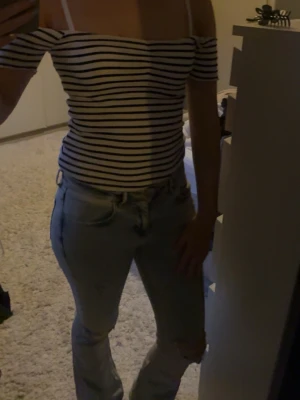 Randig offshoulder topp - Jättefin randig topp, kan användas som off shoulder eller som ett vanligt linne. Aldrig använd💗