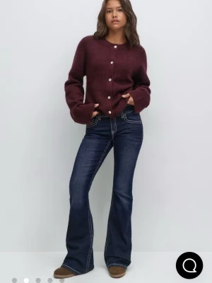 Mörkblå bootcut jeans med broderi - Mörkblå jeans med bootcut-modell och snygga kontrastsömmar. Baksidan har broderade detaljer på fickorna som ger en unik look. Jeansen har låg midja och är tillverkade i klassiskt denimtyg. Från Gina säljer pga lite korta gör mig ! Köpta för 399