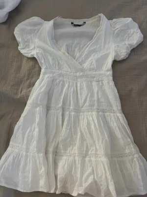 Vit Zara klänning - Säljer denna super fina klänning från Zara💕 den har inga defekter eller liknanden💕endast använd en gång💕