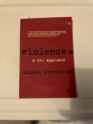 Violence: A New Approach - Boken 'Violence: A New Approach' av Michel Wieviorka har ett rött mjukt omslag och är tryckt av SAGE. Den tar upp sociologiska perspektiv på våld och analyserar fenomenet ur olika samhällsvetenskapliga vinklar. Perfekt för dig som pluggar samhälle eller politik.