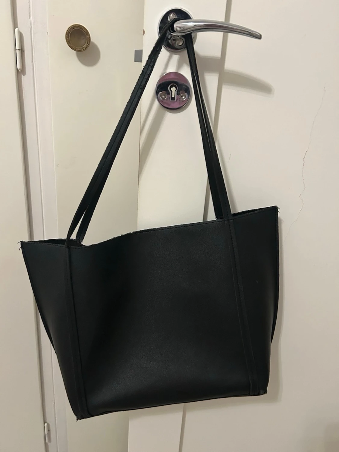 Svart skolväska i syntet