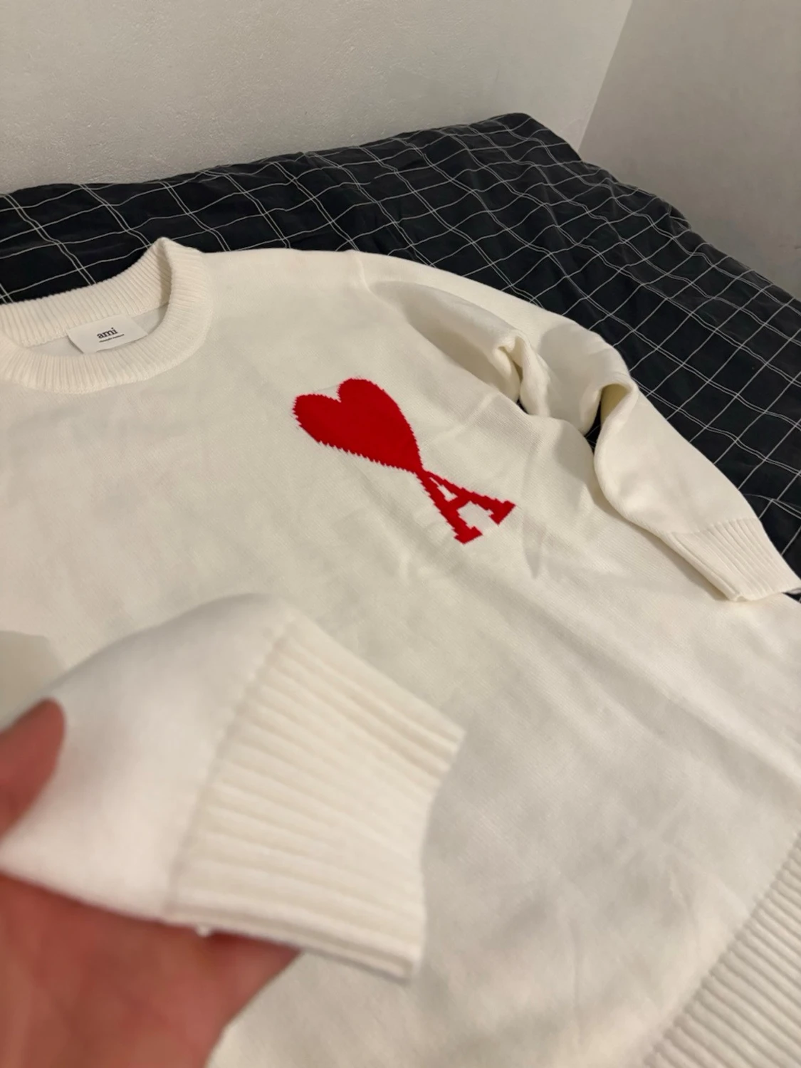 Vit stickad tröja från Ami med rött hjärta - 3