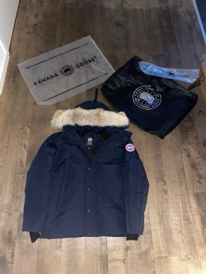 Mörkblå dunjacka från Canada Goose - Hej, Jag säljer nu min marin blå Canada Goose jacka som är perfekt för lite kyligare dagar ❄️ Snabba svar & snabb frakt😊