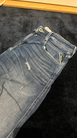 Replay jeans blå - Blå replay jeans med slitningar. Storlek W30 L32