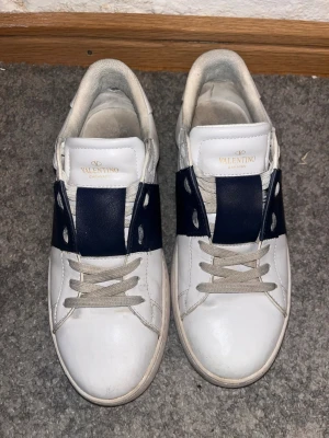 Valentino opens  - Säljer mina Valentinos då de är för små. Varsamt använda. Inga defekter. Generellt bra skick. Hör av dig vid eventuella frågor. 