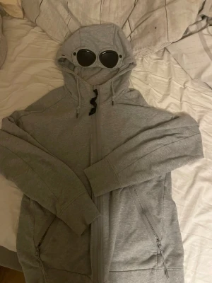 C.P company tröja - Säljer en grå C.P Company zipupp hoodie för 1000kr. PRIS KAN DISKUTERAS VID SNABB AFFÄR. Lappen går att skanna och tröjan är i storlek L💞