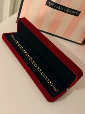 Guld Armband - Helt ny aldrig använd. Rostfritt stål. Justerbar.