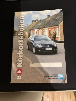 Körkortsboken  - Säljer nu min körkortsbok, som underlättade väldigt mycket under processen att klara teorin. Perfekt för dig som pluggar till körkort och vill ha all teori samlad i en bok.