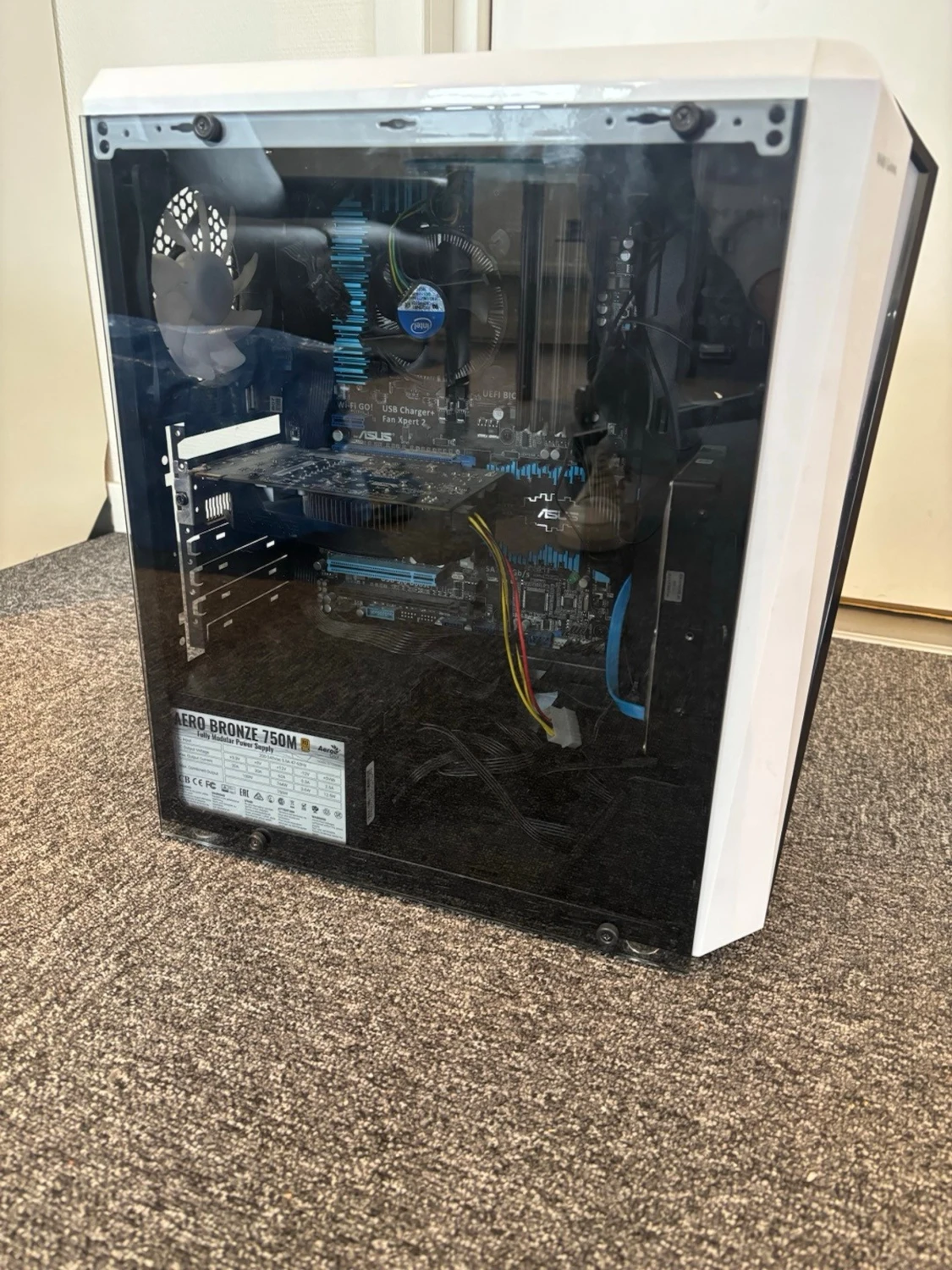 Vit stationär dator med glasfönster