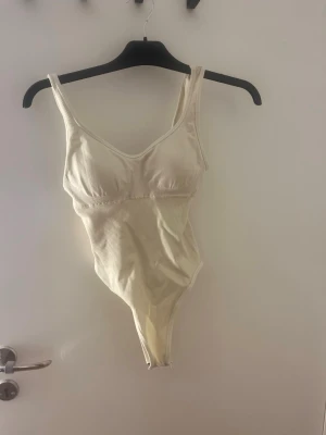 Vit body  - Säljer denna vita bodyn med inlägg som man kan ta ut. Aldrig använt bara provat. Sitter jätte bra. 
