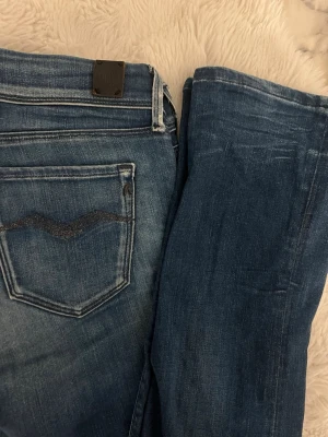 Vintage Replay jeans - Supercoola jeans från replay, aldirg använda och i gott skick! Storlek 24/32, skriv privat för fler bilder eller funderingar 