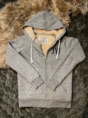 Fodrad Kofta  - Väldigt snygg fodrad kofta i fint skick, storlek S, kan säkert passa en större XS också.   ⚠️ Bra att veta innan köp   - Jag gör inte returer ⛔️ - Eftersom varan är begagnad så kan det finnas mindre fläckar och smuts som jag missat ✅ - Hör gärna av er vid funderingar som tex mått 