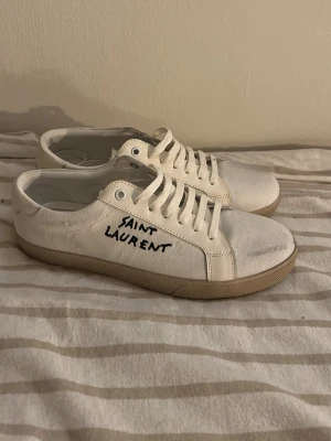 Saint Laurent skor - Hej och välkommen till BL nu säljer jag mina saint Laurent då de inte passar och Tyvör inte min stil osäker på om de är äkta därav pris kom med frågor mvh BL