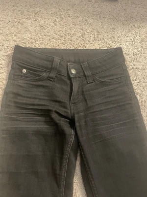Assnygga cheap Monday jeans  - Säljer dessa low waist bootcut jeans från cheap Monday bootybei i storlek 24/30. Om ni har frågor om mått eller något är det bara att skriva! Buda gärna🥰💓