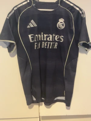 Real Madrid Bellingham matchtröja - Real Madrid bortatröja med jude Bellingham 5 på ryggen. Spelar verision så sitter lite mindre än vanligt. Replika!