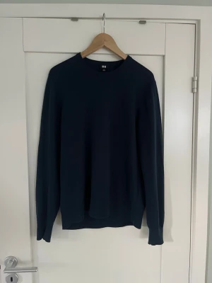 Stickad tröja - Marinblå stickad tröja från Uniqlo i fint skick. Nypris: 1200kr. Storlek M. Skriv vid frågor🤝