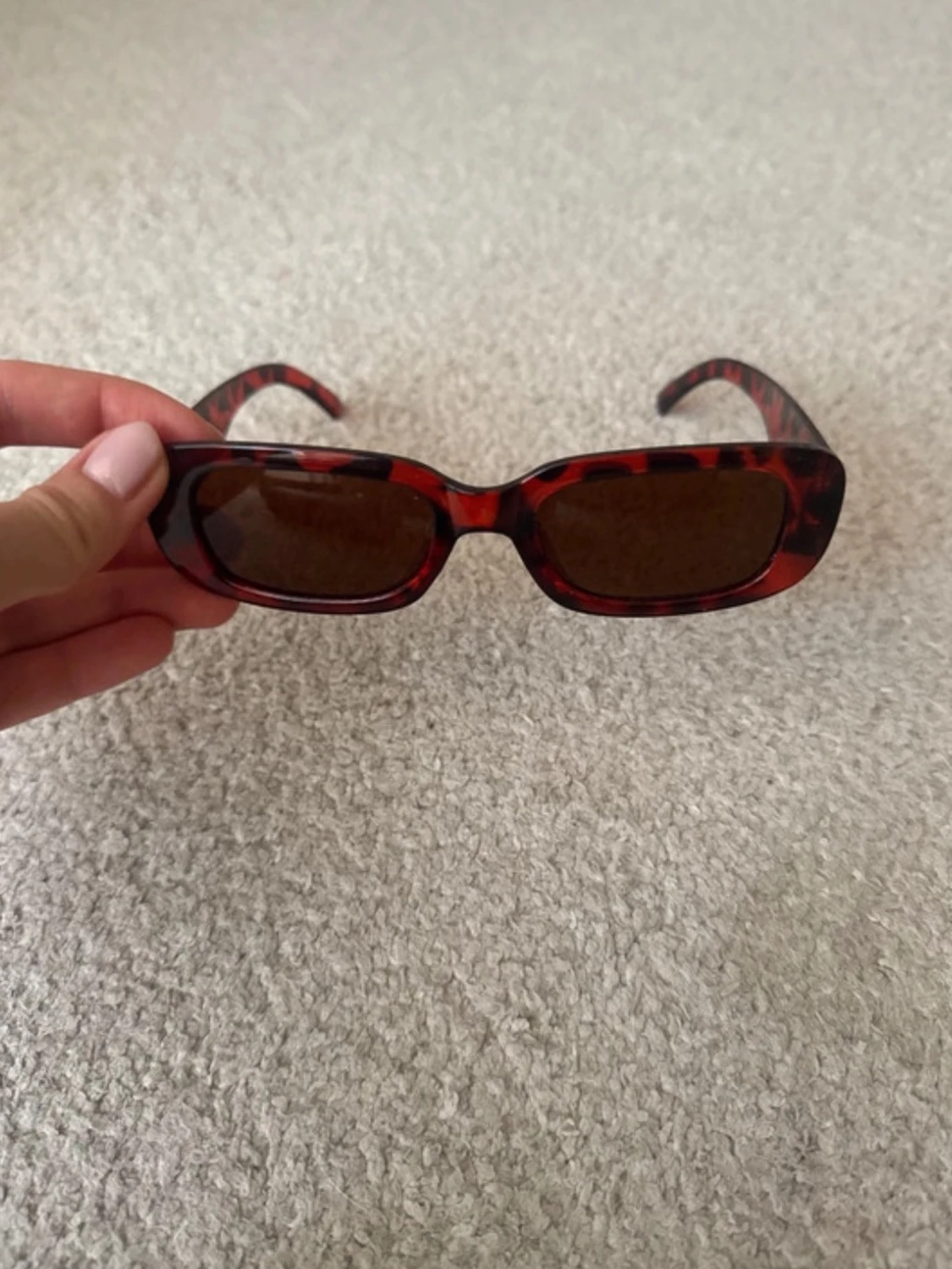 Rektangulära brunmönstrade solglasögon