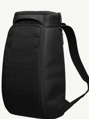 Db ryggsäck - Säljer en sparsamt använd ryggsäck från douchebag i modellen ”Hugger Backpack 25L Black Out”. Nypris: 1 800 kr