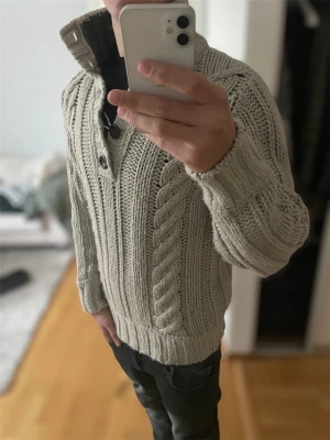 Grå kabelstickad tröja med knappar - Riktigt fet | skick 9/10✅|storlek s/m | skriv vid frågor eller funderingar!