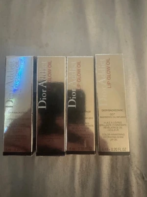 Dior Addict Lip Glow Oil 007 - Dior Addict Lip Glow Oil i nyansen 007 från Dior Backstage. Läppoljan kommer i en lyxig, spegelblank förpackning och är berikad med hallonolja för extra återfuktning och glans. Ger färgförstärkande och vårdande effekt till läpparna. Man kan få alla 4 för 800 eller en för 225