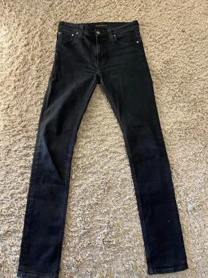 Svarta jeans från Nudie Jeans - Hej säljer nu ett par riktigt snygga svarta Nudie jeans 👖 Storleken är W30 L34✅Skicket är mycket bra inga defekter. | Vid frågor är det bara att skriva😻🙌🏼