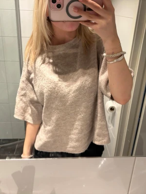 Beige stickad t-shirt - Beige stickad t-shirt med oversized passform.🤗