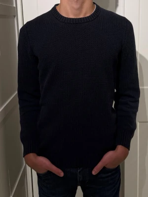 Tröja Dobber - Mörkblå tröja från Dobber. Size (S) modellen är 177cm. Inga defekter på tröjan. Hör av dig vid funderingar.