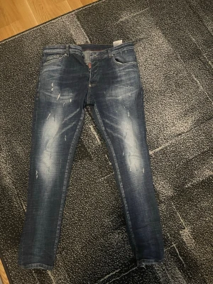 Blå skinny jeans från Dsquared2 - Säljer ett par blå skinny jeans från Dsquared2 med slitningar. Helt ny aldrig använd! Kom med pris förslag!!!