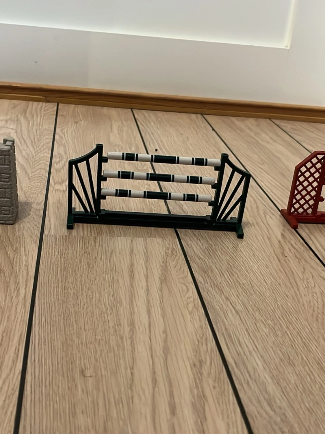 Miniatyrhinder och figurer till leksakshästar