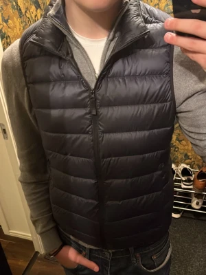 Uniqlo väst - Säljer min väst från uniqlo då den inte längre kommer till användning. Perfekt att slänga över en hoodie eller tröja för extra värme. Skriv gärna om ni har frågor!⭐️