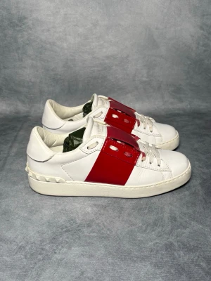 Valentino skor - Storlek: 37 || Skick:  9/10, extra skosnören ingår|| Nypris: Ca 6000kr || Följ för liknande produkter 🌊🍾