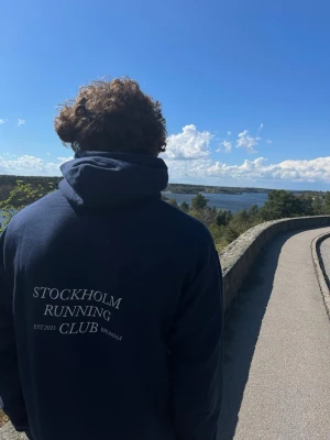 Mörkblå hoodie Stockholm Running Club - Mörkblå hoodie med vit text på ryggen: 'Stockholm Running Club EST.2023 Bromma'. Sitter som en smäck, as snygg till träningen elr att bara ha på sig, finns npgra kvar, i grå färg oxå, skriv vilken storlek du vill ha finns mellan s-l. Dessa kommer aldrig gå och köpa igen så var på hugget!