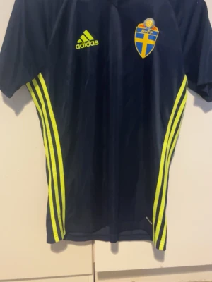 Svensk fotbollströja Adidas blå/gul - Landslagets träningströja. Cond 10/10. Äkta