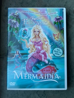 Barbie mermadia dvd - Barbie Fairytopia Mermaidia på DVD. Följ med Barbie på ett spännande äventyr under havet!  Finns på språk: Svenska, Engelska, Finska  OBS!! skivorna är begagnade så det kan förekomma repor/hairlines på skivorna, men då jag kollar igenom alla filmer jag säljer garanterar jag att alla funkar felfritt om inget annat står! :)