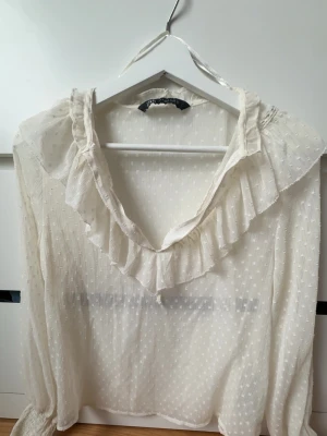 Vit volangblus med prickigt mönster - Superöt vit blus med volangdetaljer💕💕 