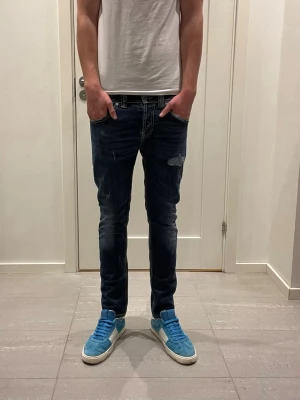 Dondup Jeans  - Säljer nu dessa Dondup jeans med snygga slitningar och färgstänk i populär design, skriv för fler bilder/frågor🙌🏼