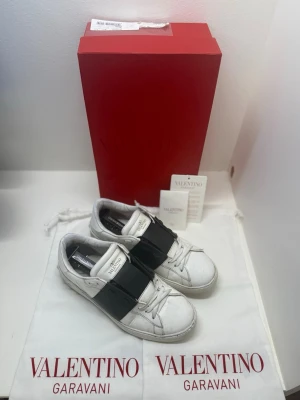 Valentino open - Säljer ett par valentino opens i mycket bra sick med inga defekter! Skorna har storleken 41 men de passar 42 också. Og box kommer givetvis med, kan gå ner i pris vid snabb affär eller köp. (Bara seriösa bud!