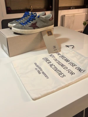 Golden Goose Superstar Suede - Hej! Säljer mina helt nya Golden Goose pga jag använder inte dem så mycket, så vill helst att någon annan njuter av dem. Jag har använt skorna max 5 gånger, köpta på Miinto. Alla äkthetsbevis finns, Golden Pass, Kvitto, allt allt. Skick nästan 10/10 kan man säga. Hör av er, vill sälja rätt så fort.  Vita skosnören finns också! Köpta för 5544 SEK. 