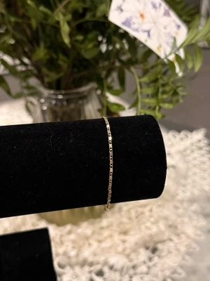 Guld Armband  - Helt ny aldrig använd. Rostfritt stål. Justerbar.