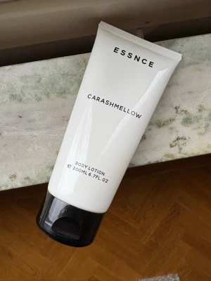 Essnce carashmellow body lotion  - Essnce Body Lotion – Carashmellow. Använd en handfull gånger. Super söt doft! 
