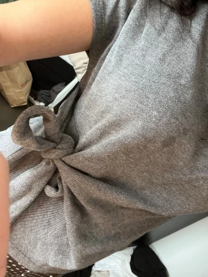 Grå topp zara - Säljer denna gråa topp från Zara, den har en fläck lite längre upp därav priset. Annars är den i ganska bra skicka, storlek medium