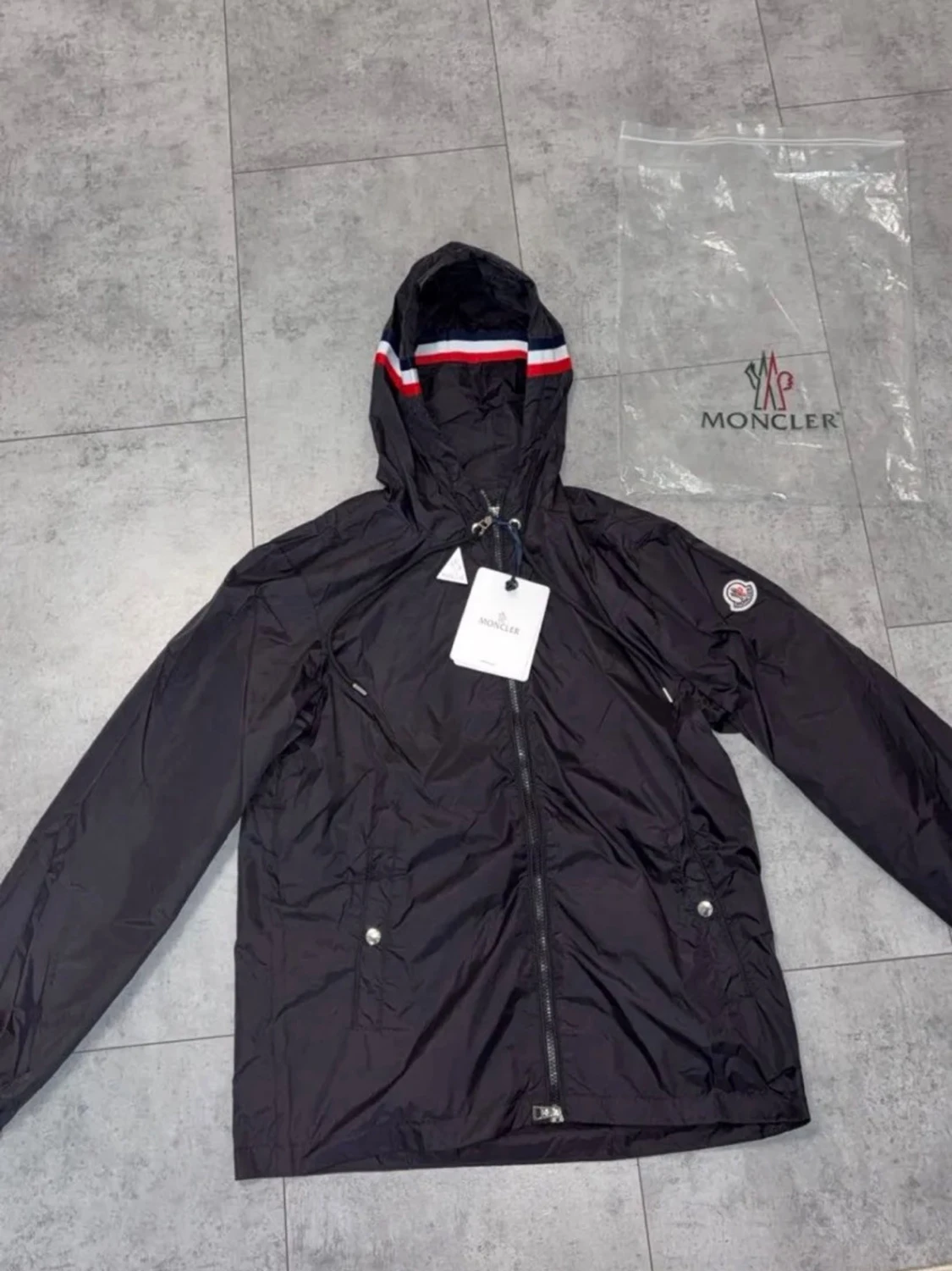 Svart vindjacka från Moncler