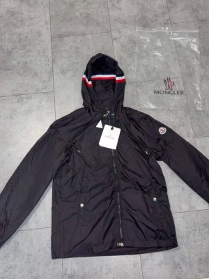 Svart vindjacka från Moncler - Moncler vindjacka i storlek M