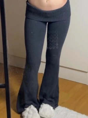 Edikted mjukisbyxor - Säljer ett par svarta mjukisbyxor från edikted med bred ribbad midja och bootcut-ben. Byxorna har en skön loose passform och är perfekta för chill dagar. Materialet känns mjukt och stretchigt, troligen bomull eller polyesterblandning. Snygg detalj med vikbar midja.