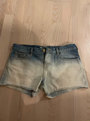 Maison Scotch ljusa denimshorts - Säljer ett par super snygga ljusa denimshorts från Maison Scotch!Shortsen är lowwaist passform och en cool tvättad effekt med blå och beigea färger 💗💗💗