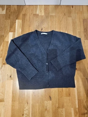 Grå stickad kofta - zara - En riktigt snygg grå stickad kofta från Zara i storlek S. Fint skick, passar till allt! Finns i beige upplagd med (om inte såld)